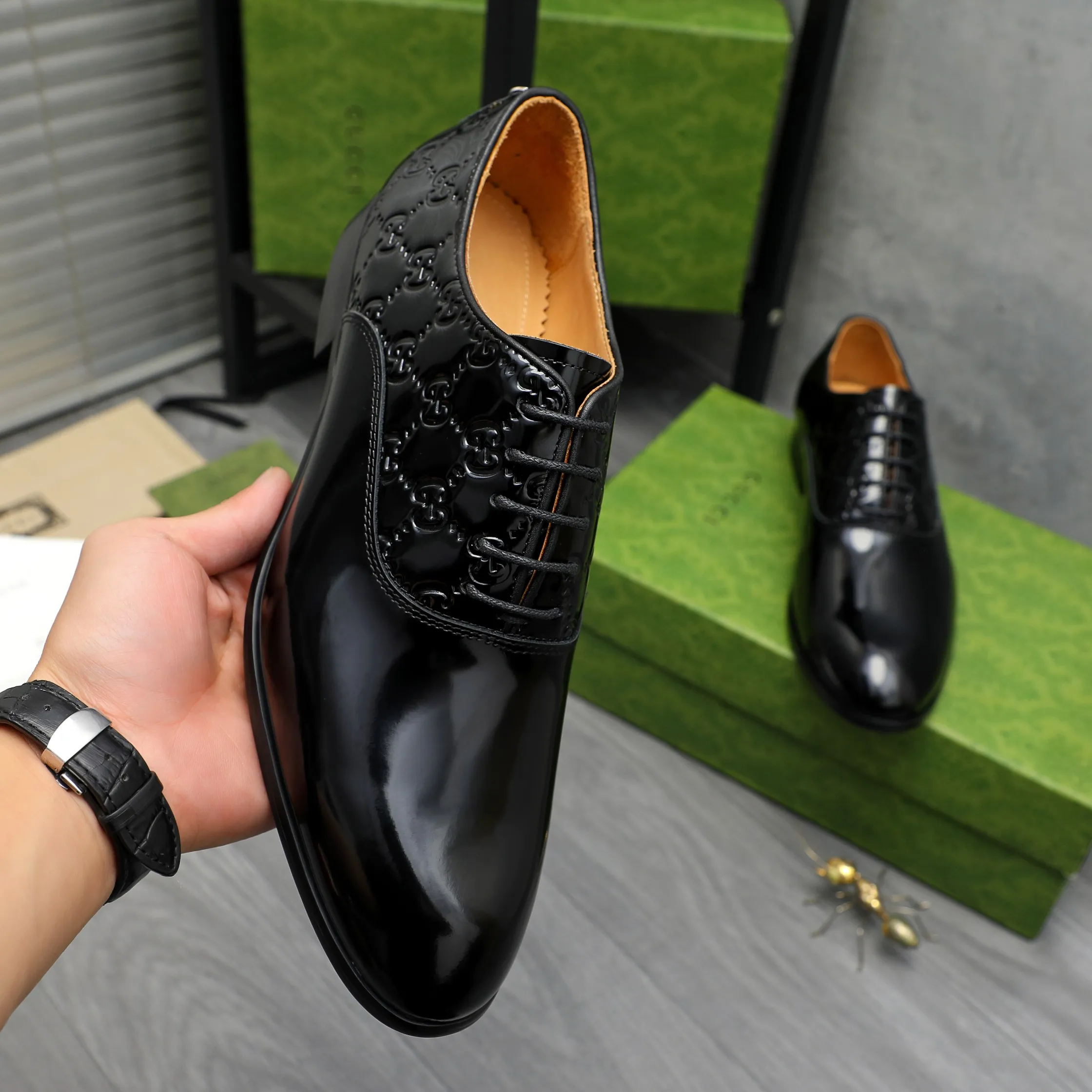 Men's shoes 💰p500 Product trademark: GUCCI "Gucci" business lace-up leather shoes Regular size: 38-46 (38.45.46 is custom-made and non-returnable) Product materials: Selected pearlescent cowhide stitching embossed cowhide upper, cowhide lining, original rubber outsole